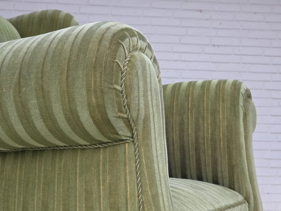 Image 1 of 1950er Jahre, dänischer Relaxsessel, grüner Möbelveloursstoff, Beine aus Eschenholz.