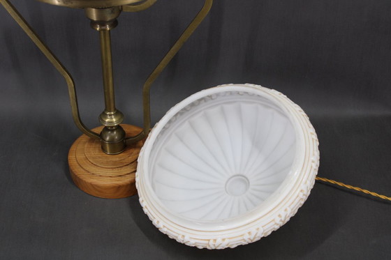 Image 1 of Lampe de table en laiton restaurée des années 1930 avec base en bois et abat-jour en verre