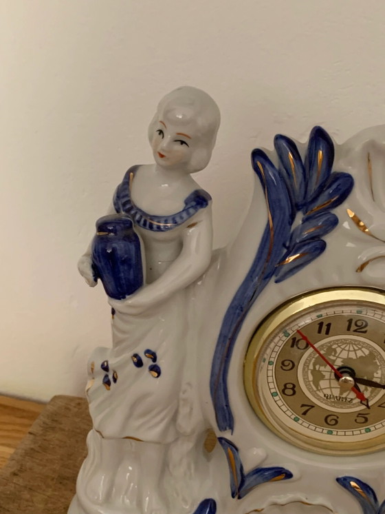Orologio da camino vintage al quarzo in porcellana con figura di coppia (photo 3 of 8)
