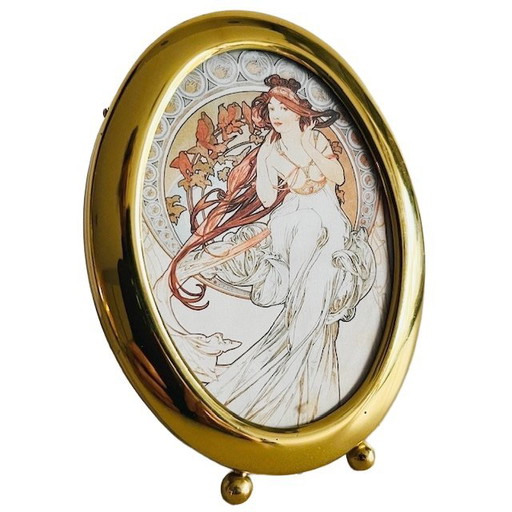 Dipinto Art Nouveau vintage di Alphonse Mucha, cornice ovale in ottone con marchio The Arts Music Hallmark, anni '60