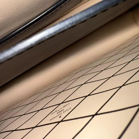 Image 1 of LOUIS VUITTON TRUNK CLUTCH - EPI LEER ZWART MET GOUDEN BESLAG