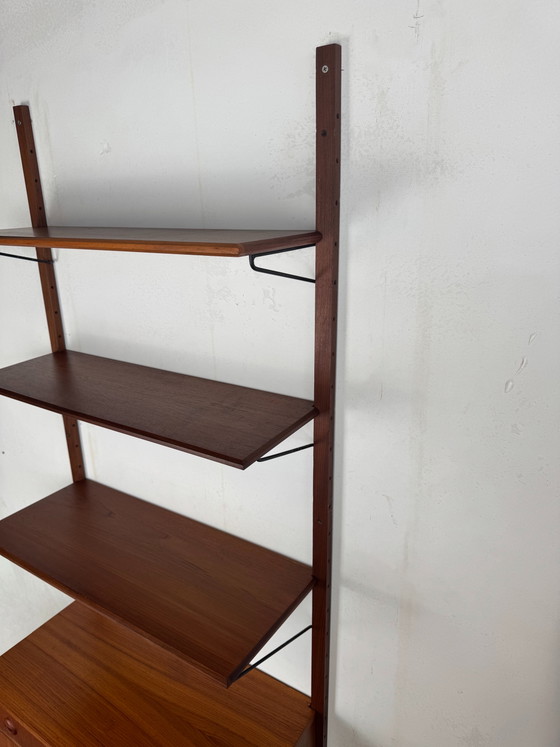 Image 1 of Deens teakhouten wandsysteem – minimalistisch modulair ontwerp
