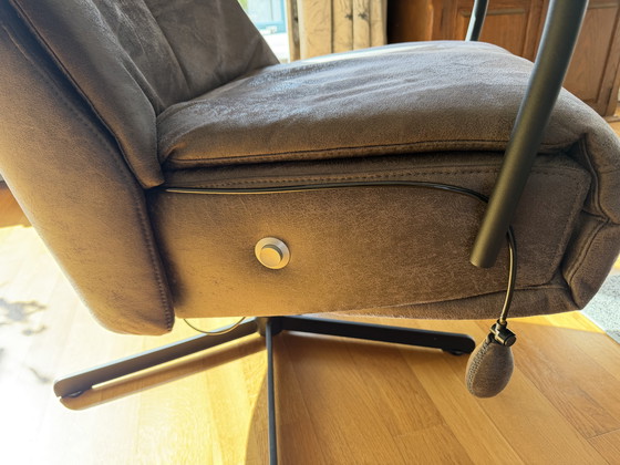 Image 1 of Prominente verstelbare draaifauteuil donkerbruin suède-look