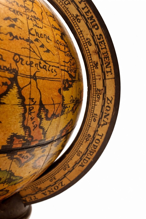 Image 1 of Vintage wereldbol met oude wereldkaart - Houten bureauwereldbol - Antieke zeewereldbol - Woondecoratie in mid-century stijl