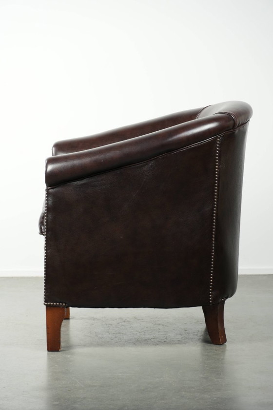 Image 1 of Club-Sessel aus dunklem Kuhfell mit zeitlosem und stilvollem Design im englischen Stil