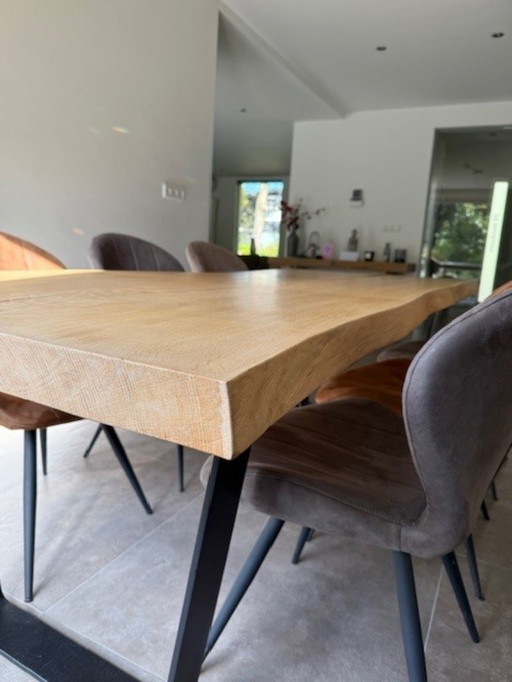 Mesa de tronco de árbol en una sola pieza