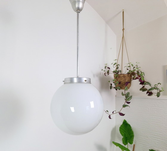 Image 1 of Lampe pendante vintage Globe Opaline, plafonnier de style Bauhaus