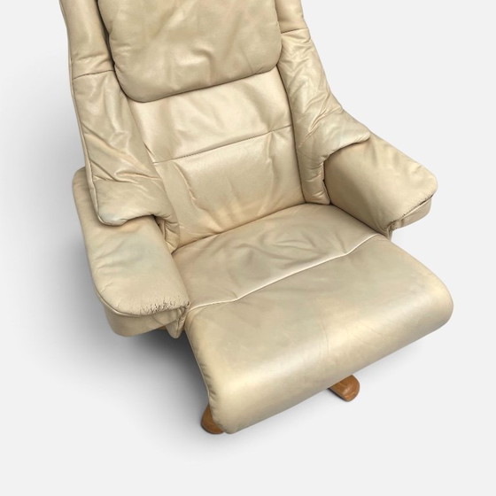 Dos sillones reclinables giratorios estilo Stressless de Ekornes – Wood (photo 7 of 10)