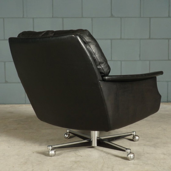 Image 1 of Fauteuil pivotant vintage en cuir avec repose-pieds – années 1970