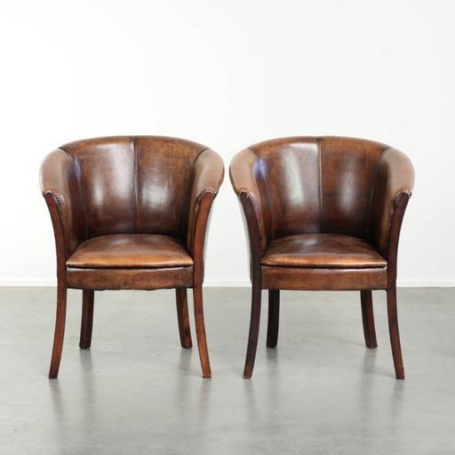 2x handige schapenleren bijzetstoel/ fauteuil/tubchair met karakter en een mooi patina