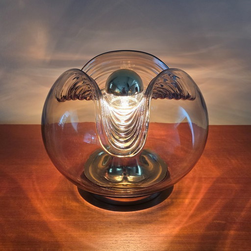 Vintage Space Age tafellamp – Peill & Putzler “Wave” / “Futura” – 1970s Duitsland – Rookglas en Metaal – Ø 26 cm. Space Age