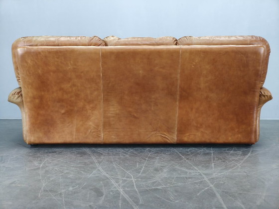 Image 1 of Arcon Italia driezitsbank uit de jaren 70, bekleed met cognacbruin buffelleer.