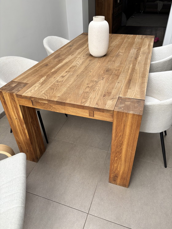 Image 1 of Tavolo da pranzo solido per 4-6 persone