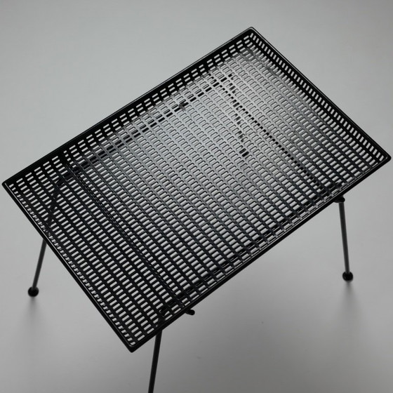 Tavolino Mid-Century in metallo perforato, Germania, anni '50 – Alla maniera di Mathieu Matégot – Tavolini (photo 10 of 14)