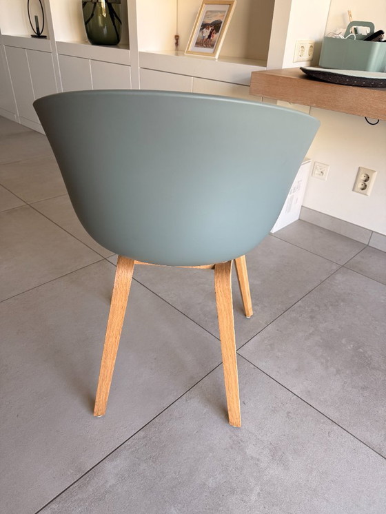 Image 1 of HayAAC22 stoel gelakt eiken onderstel Fall Green