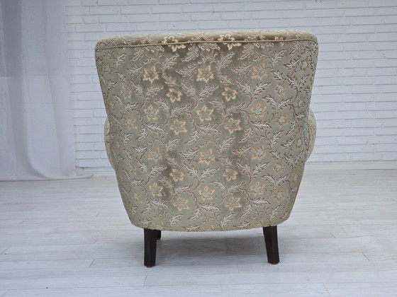 Image 1 of 1960er Jahre, dänischer Sessel, hellgrüner Möbelvelours, Beine aus Teakholz.