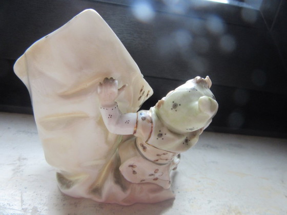 Image 1 of Jarrón antiguo con forma de concha, decorado con un elfo/bufón/niño y un pájaro - Volkstedt