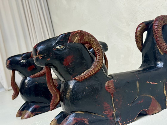 Image 1 of Mesa de centro estilo Hollywood Regency con cabeza de carnero tallada en madera | 1970