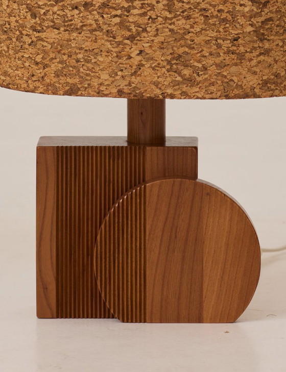 Image 1 of Par de lámparas artesanales de roble macizo con pantallas de corcho, circa 1970