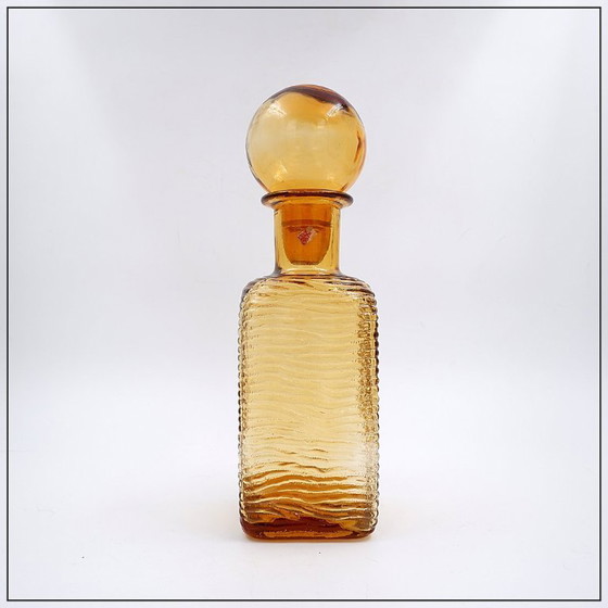 Image 1 of Vintage karaf in amberkleurig golvend Italiaans Empoli glas met ronde stop