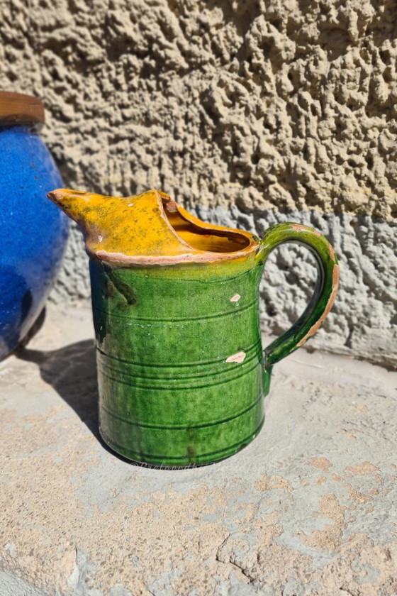 Image 1 of Pichet ancien en faïence française de couleur verte et jaune ocre