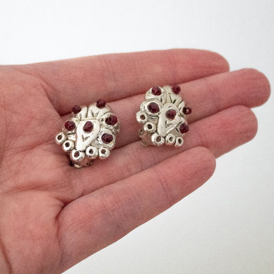 Image 1 of Boucles d'oreilles clips vintage Remy Dis Paris, métal argenté et pierres rouges