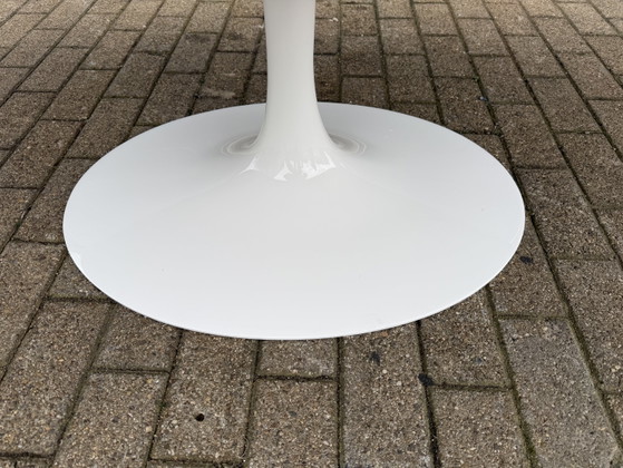 Image 1 of Table de salle à manger ovale Knoll Tulip, Eero Saarinen (244 cm), marbre de Carrare