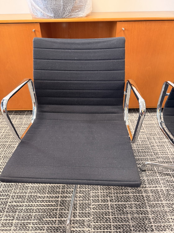 4 Vitra Charles & Ray Eames Conference chairs – Textile, Aluminium (photo 4 of 15)