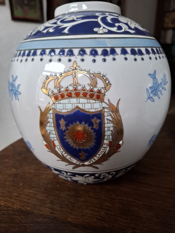 Set de 2 grandes macetas decorativas de porcelana Wong Lee con escudo de Versalles como decoración, pintadas (photo 8 of 15)
