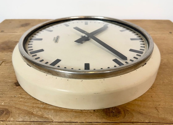 Orologio da parete industriale beige di fabbrica Siemens Austria, anni '60 – Vetro, Ferro (photo 13 of 17)
