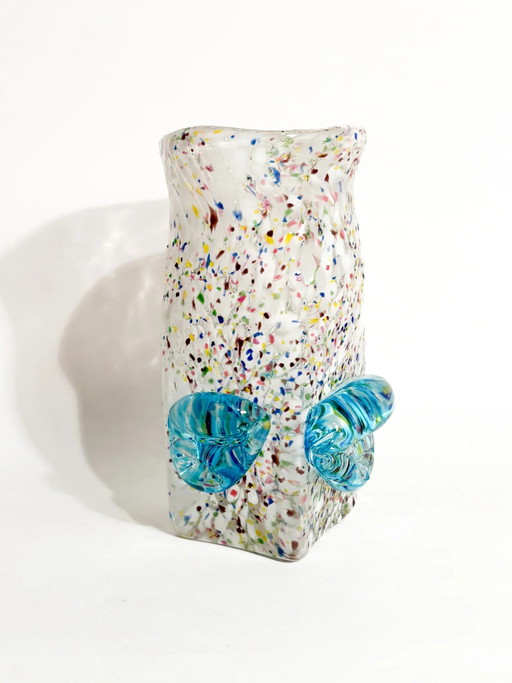 Vaso de cristal de Murano blanco y azul celeste de la década de 1980 procedente del horno. – decoratieve objecten