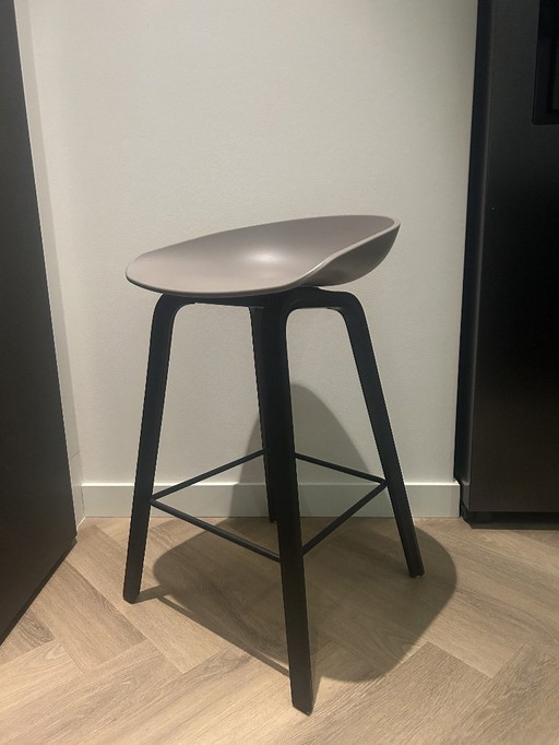 2 taburetes de bar Hay AA32 de 65 cm