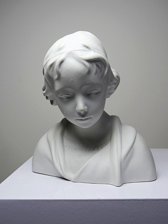 Image 1 of Busto de un niño en bizcocho de porcelana blanca de Limoges, obra de Camille Tharaud.