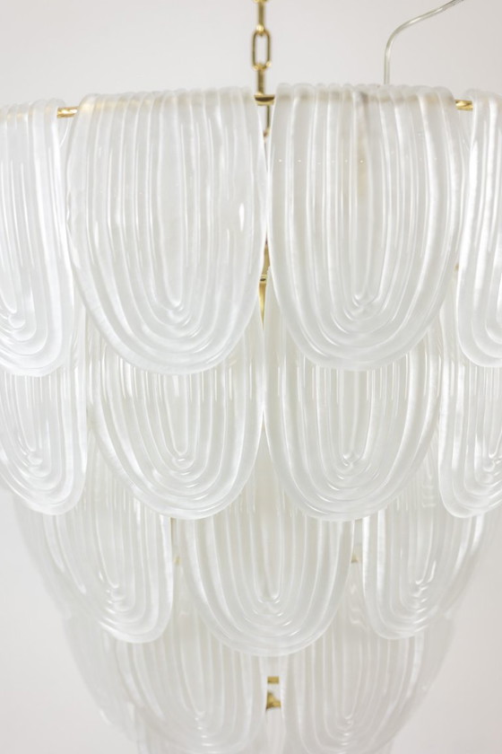 Image 1 of Lustre en verre de Murano blanc translucide. Italie, travail contemporain.