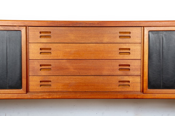 Image 1 of Enfilade danese extra lunga in teak, quercia e skai, 280 cm, di Arne Hovmand-Olsen 1960.