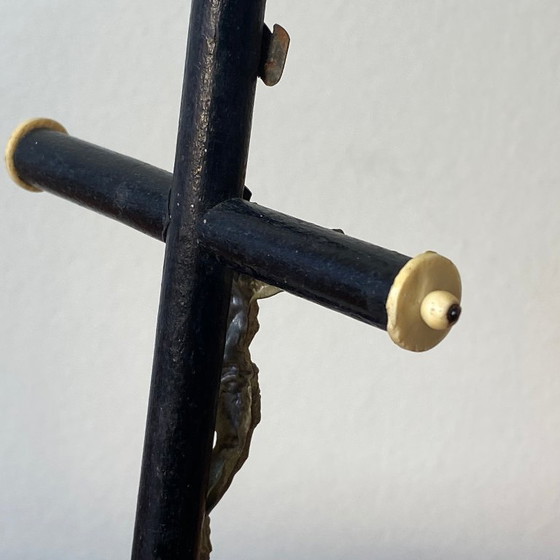 Image 1 of Crucifix vintage en bois noirci à poser croix en bois noir avec Christ en métal 