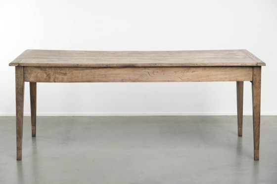 Image 1 of Antiker französischer Esstisch aus grauer Eiche für 6 bis 8 Personen mit Baguetteschublade und wunderschöner Patina.