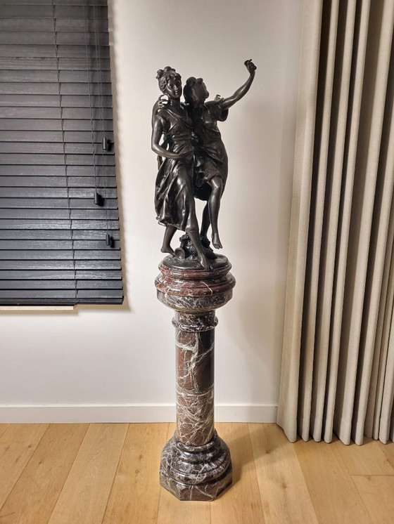 Image 1 of Schöne Bronzestatue von Auguste Moreau auf einem Marmorsockel