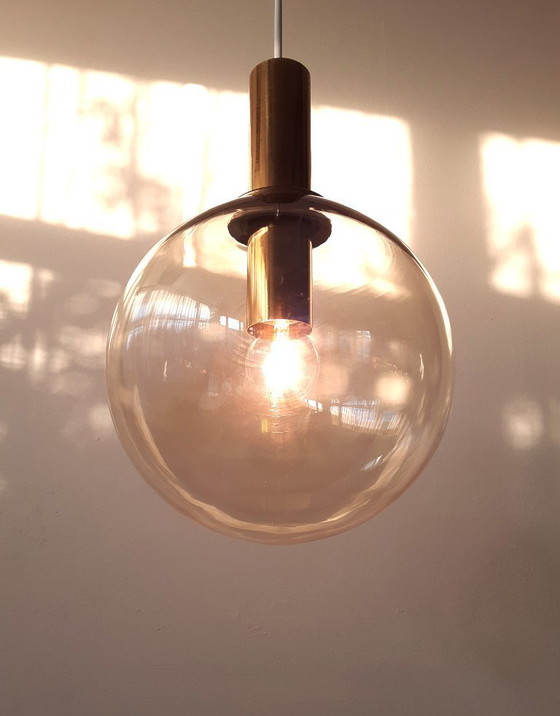 Image 1 of Lampada a sospensione vintage con sfera in ottone e vetro ambra, lampada a sospensione mcm