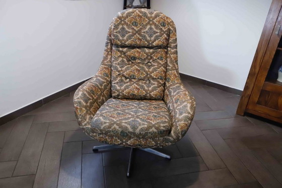 Image 1 of Set van 2 vintage draaibare fauteuils met hoge rugleuning en abstracte bekleding.