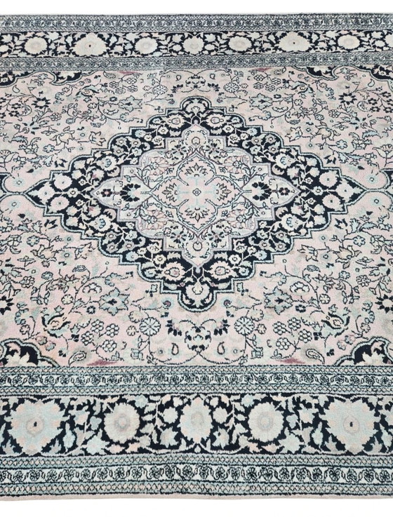 Image 1 of Handgeknüpfter orientalischer Seidenteppich aus Kaschmir, rosa Medaillonmuster, 177 x 280 cm