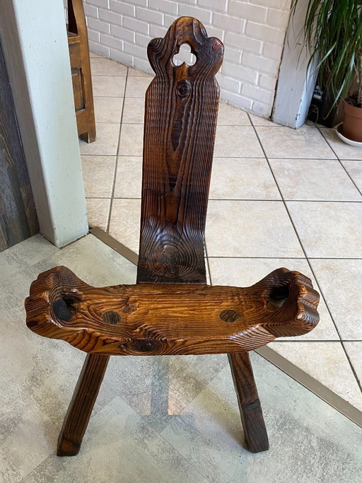 sedia antica brutalista a treppiede n2 in legno massello intagliato