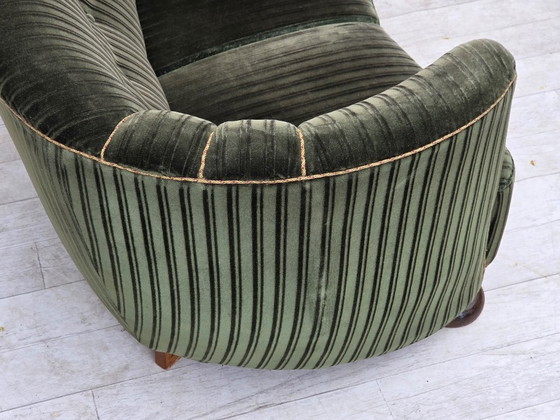Dänisches 2-Sitzer-Gebogenes Sofa aus den 1960er Jahren, Bezug aus Velours, Eichenholz. – 2 Sitzer Sofas (photo 9 of 17)