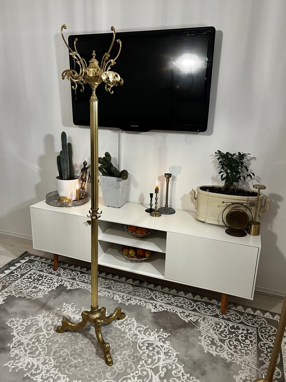 Image 1 of Armario Art Nouveau Hollywood Regency con perchero giratorio de latón dorado