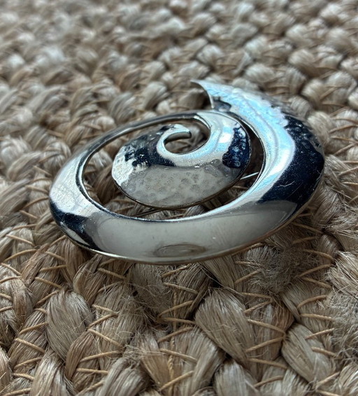 Vintage-Brosche aus geprägtem Metall in Spiralform