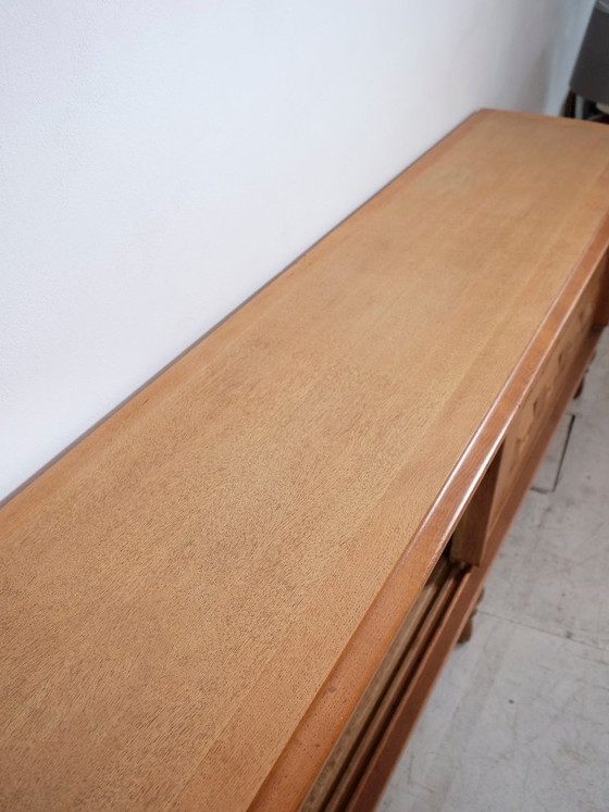 Image 1 of Dressoir van Guillerme en Chambron in licht eikenhout, brutalistische stijl
