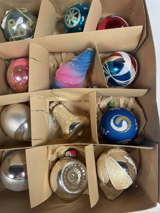 Image 1 of Grand lot de plus de 340 boules de Noël anciennes en verre.