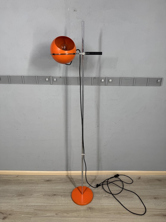 Image 1 of Lampada da terra vintage – Gepo / Gerda – paralume sferico in metallo arancione – design Space Age anni '70