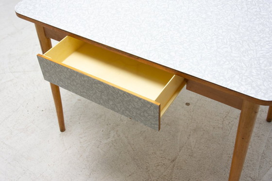 Image 1 of Table centrale en formica et bois du milieu du siècle, Tchécoslovaquie, années 1960