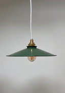 Due lampade a sospensione vintage in smalto verde.